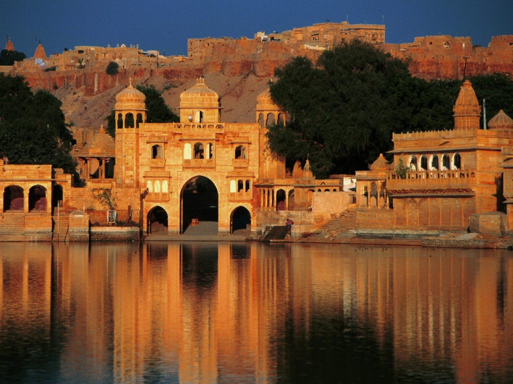 gadisar lake jaisalmer rajasthan historic lake with temples and ghats india