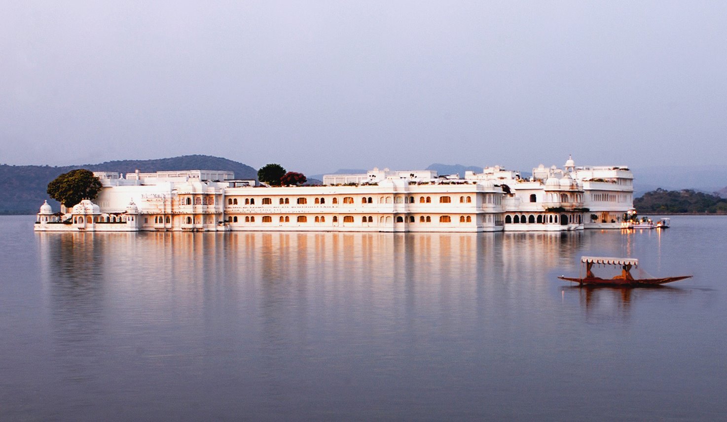 taj lake palace udaipur white marble hotel on lake pichola rajasthan india